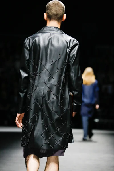 Look 16